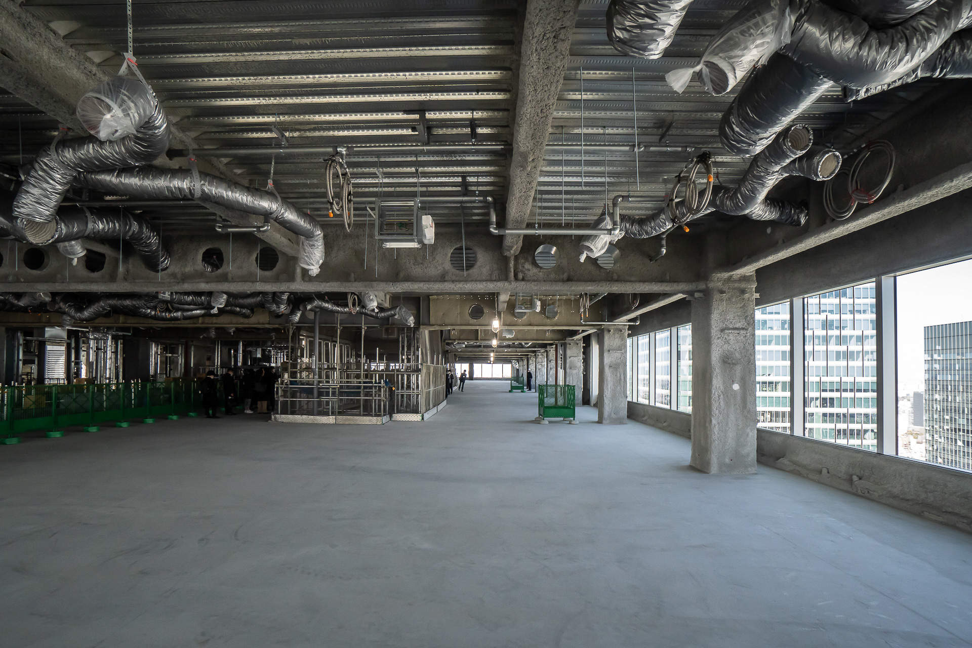 見学した「SHIBUYAタワー」37階はオフィスフロア。もちろんまだ工事中