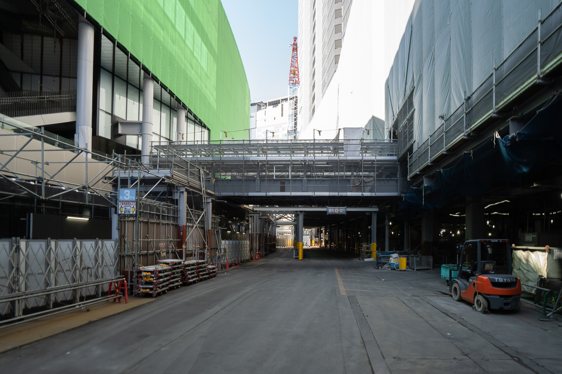 「セントラルビル」と「SAKURAテラス」の補助線街路による接続部