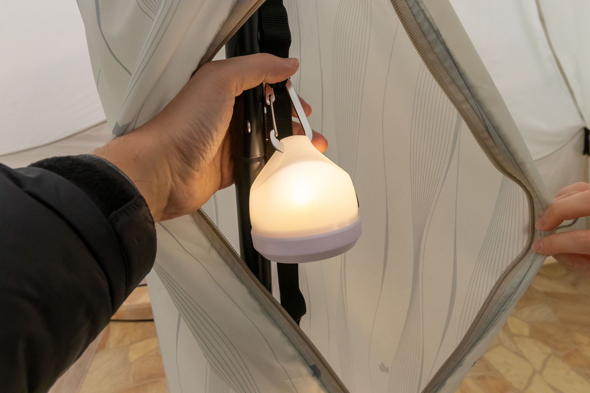 ベルトに通したカラビナでランタンを吊るす