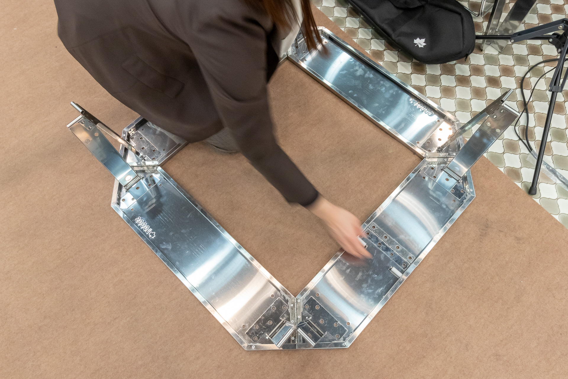 天板裏のストッパーを外す