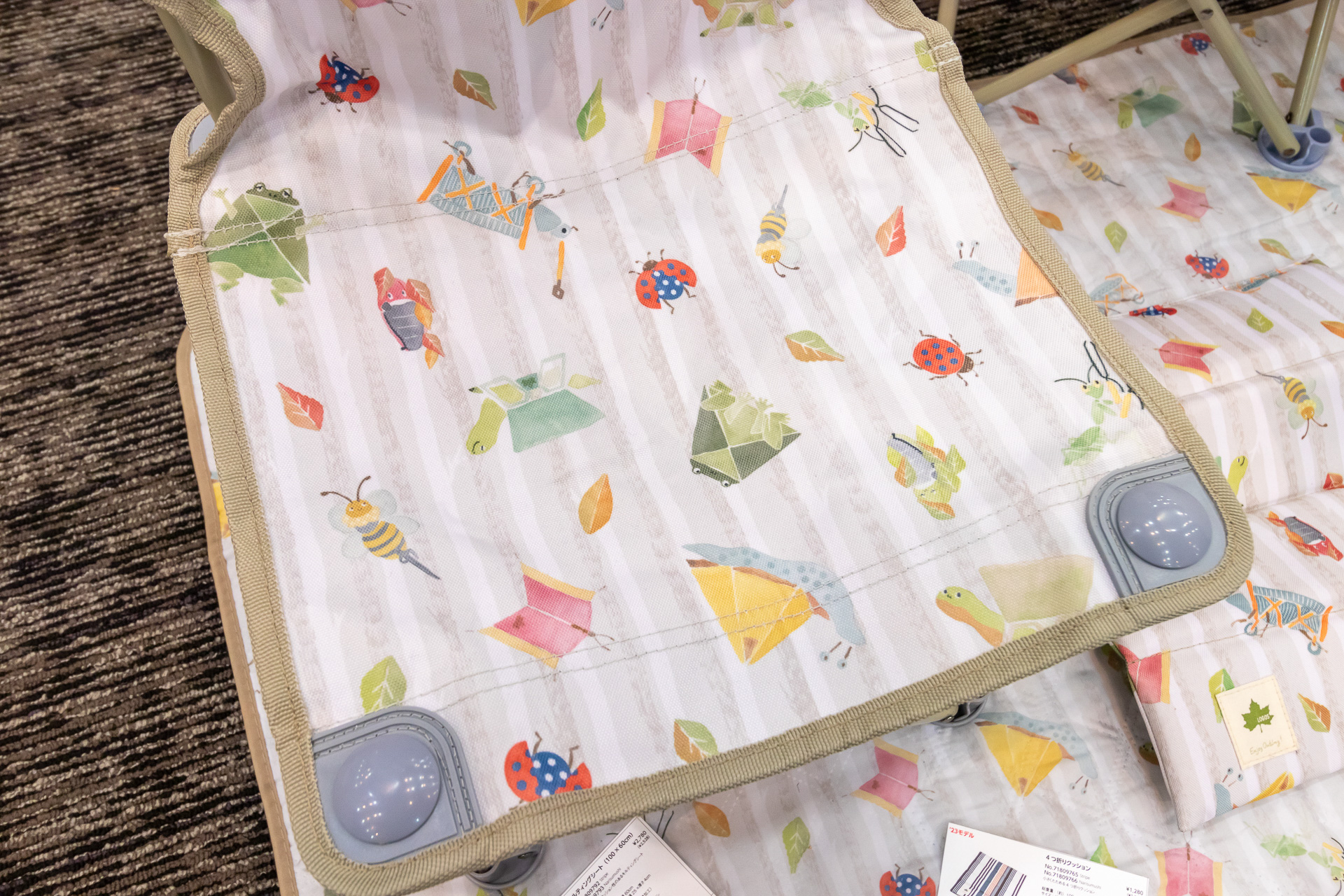 ハチやカタツムリ、カメなどのかわいらしい生き物が、テントなどのキャンプ用品に扮している