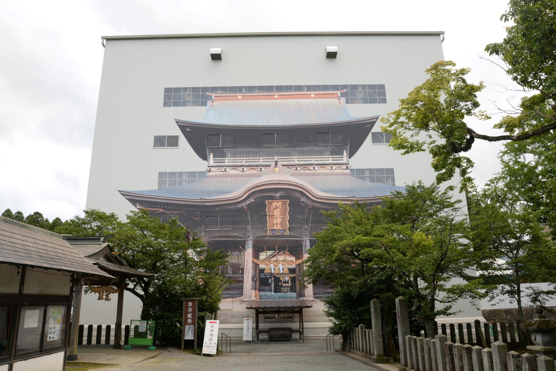 修復工事中の阿蘇神社の楼門を特別に公開