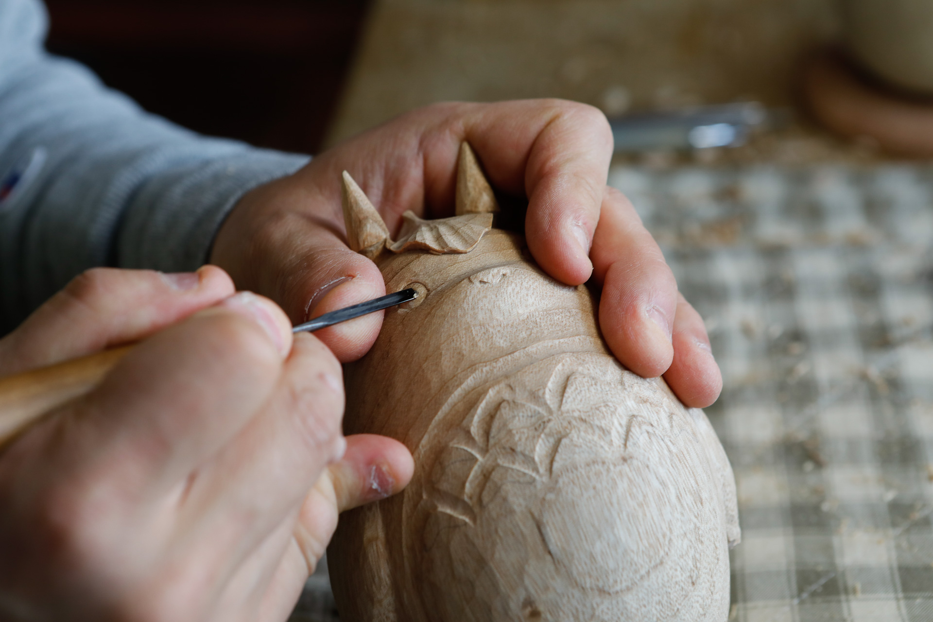 職人が一つ一つ手彫りするため、少量生産になる