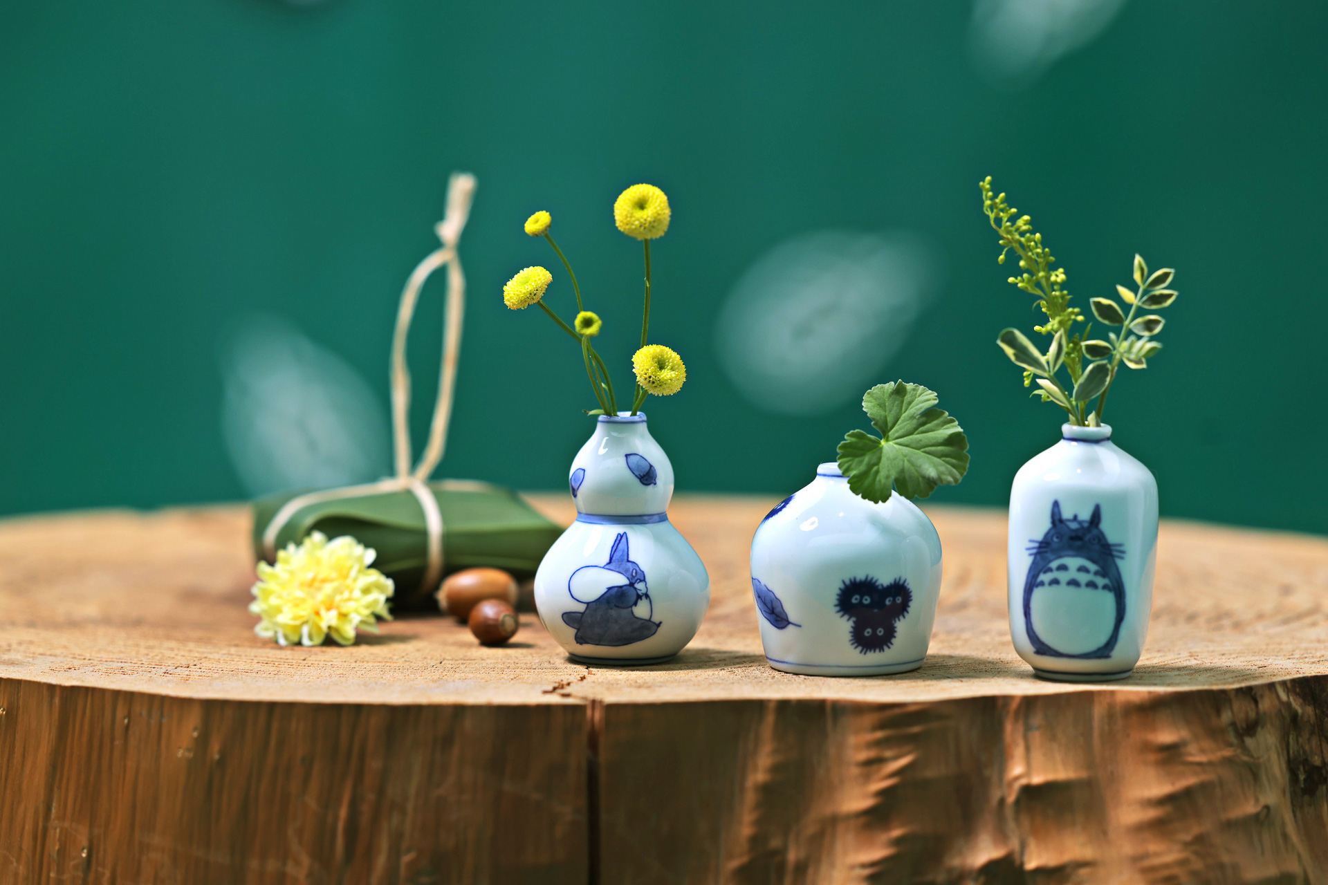 「肥前吉田焼の一輪挿し」（各4180円）