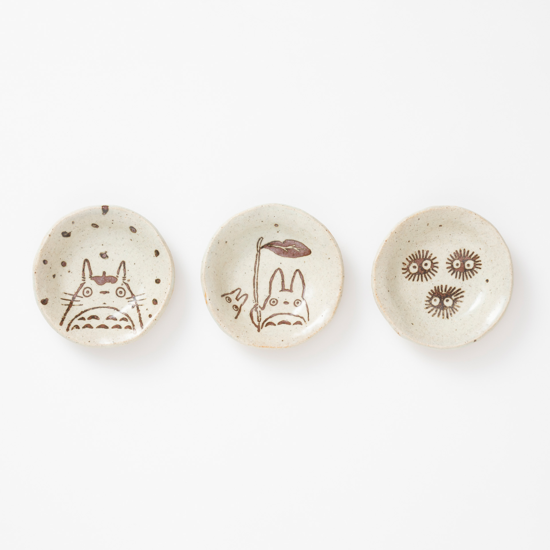 「美濃焼のどんぐり皿」（各2200円）