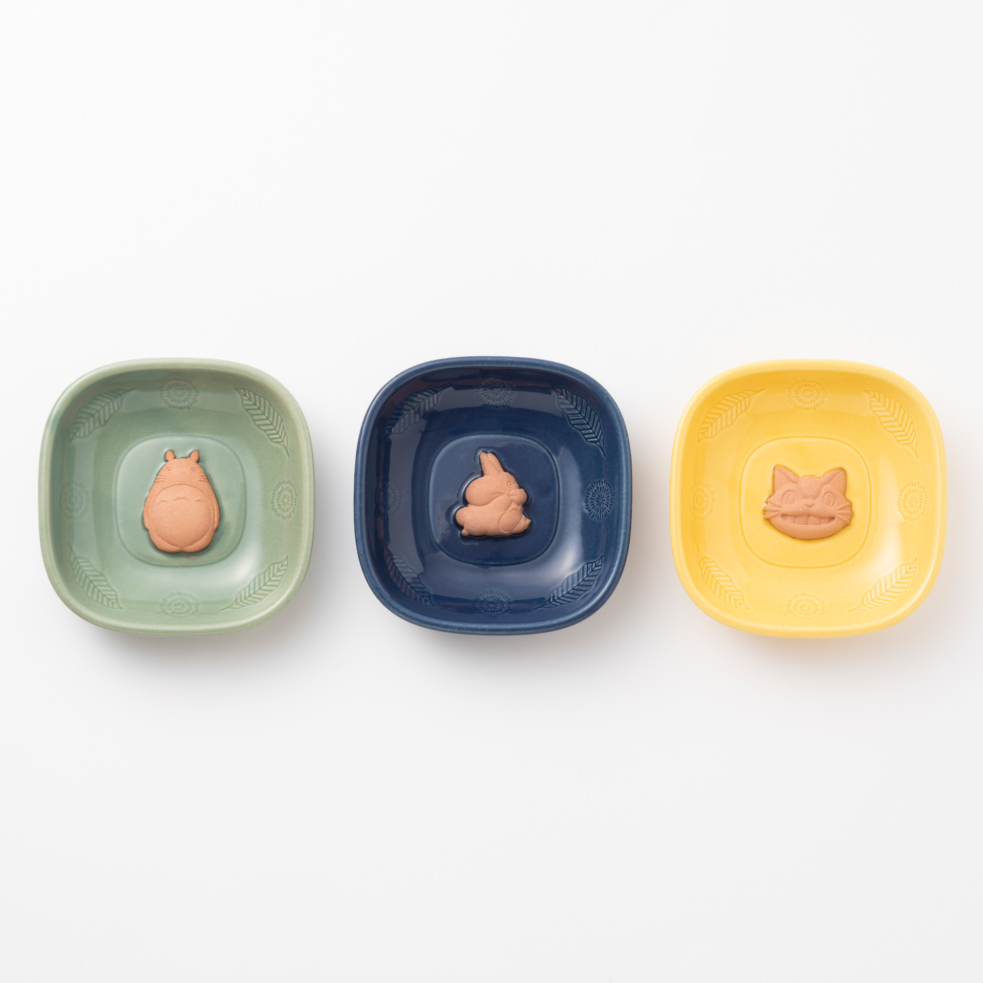 「瀬戸焼のどんぐり皿」（各2200円）