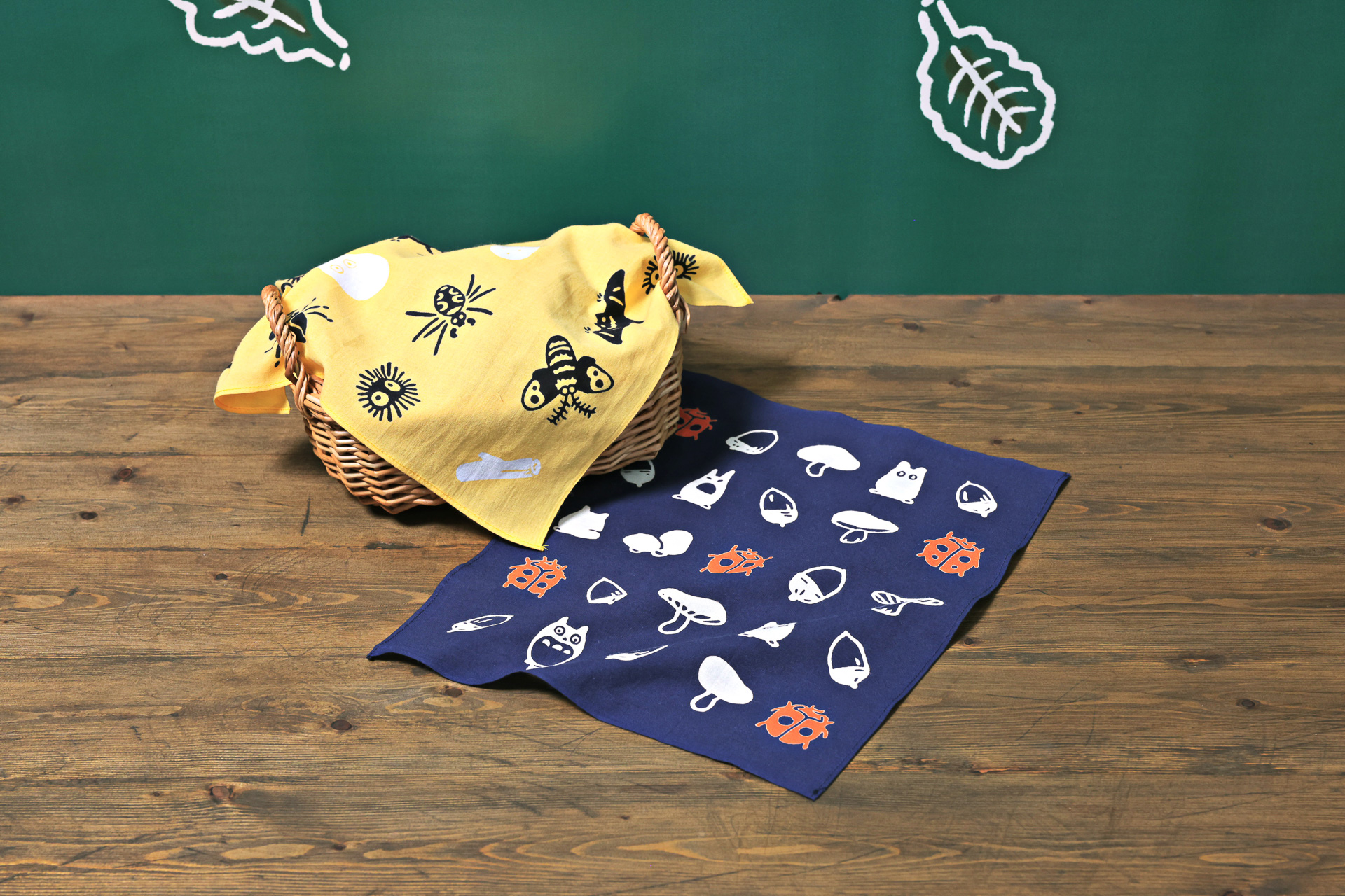 「注染のてぬぐいハンカチ」（各880円）