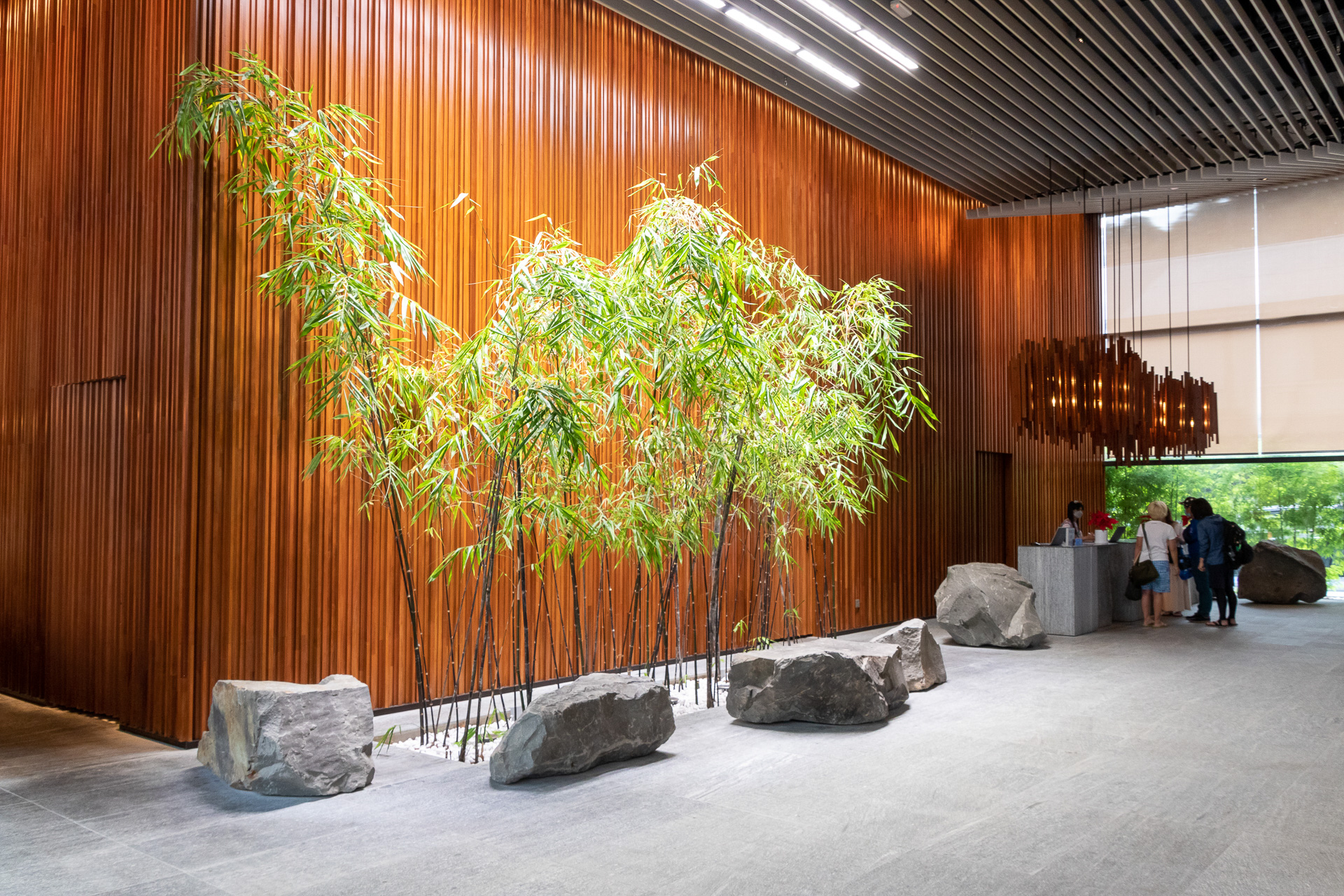 1階のロビーフロア。エントランスを抜けた先には笹を配置した和の空間が広がる