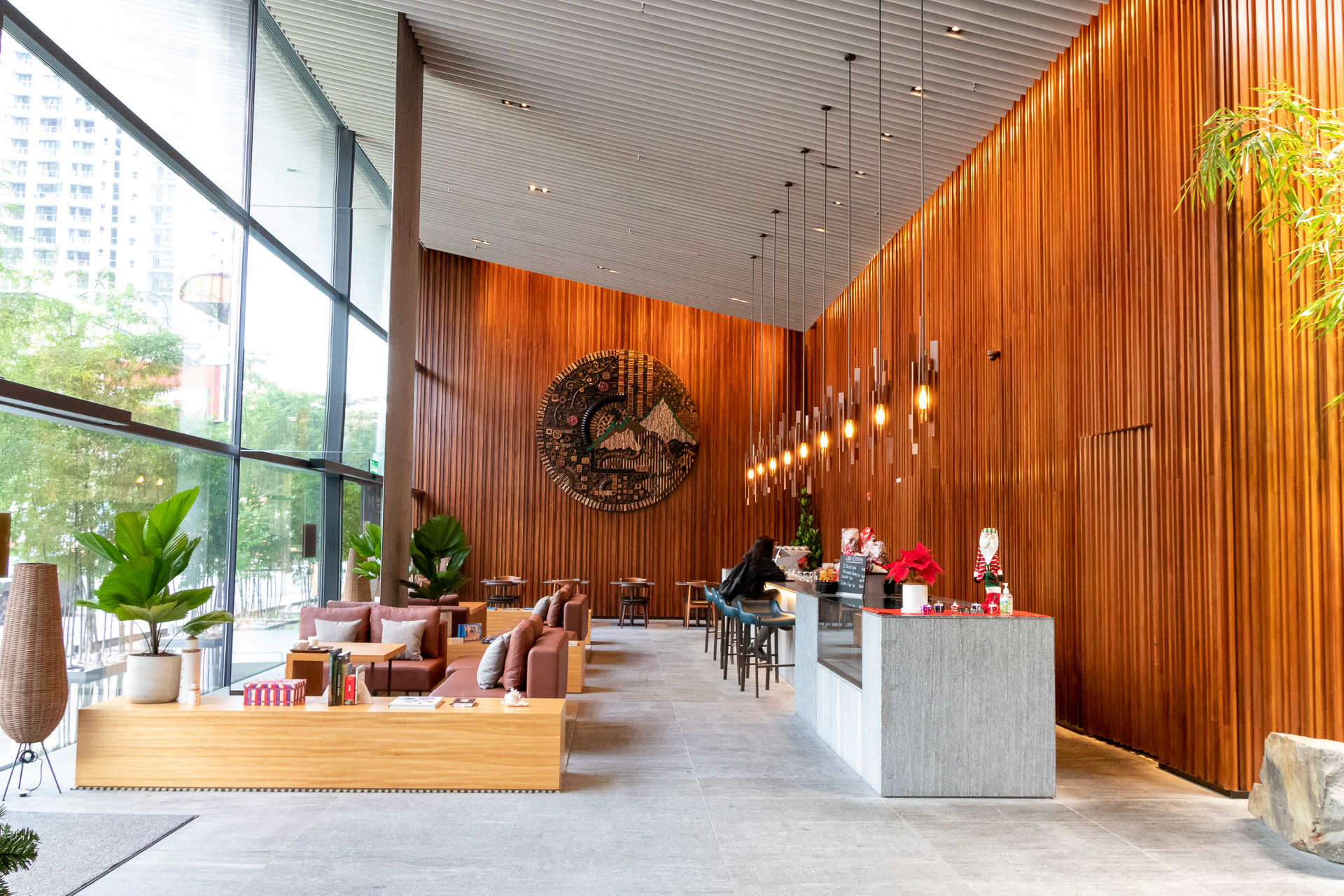 ロビーラウンジに併設されているカフェでは、コーヒーや紅茶、スイーツなどを楽しめる。明るく、開放感がある