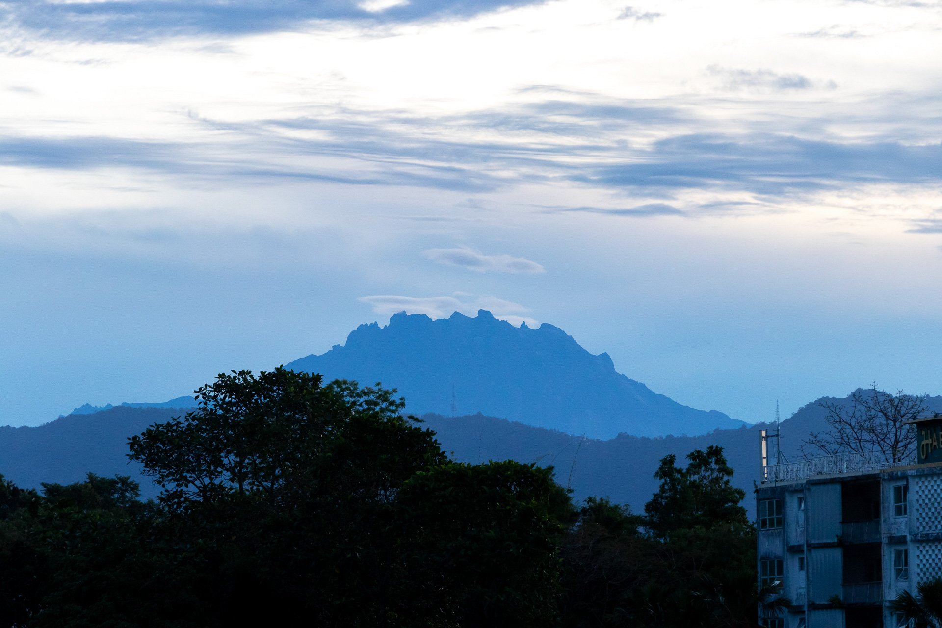 独特のフォルムが美しく、サバ州の紋章にも描かれている。コタキナバルから50kmほど内陸部にあり、付近は世界自然遺産に指定されたキナバル国立公園として保護されている