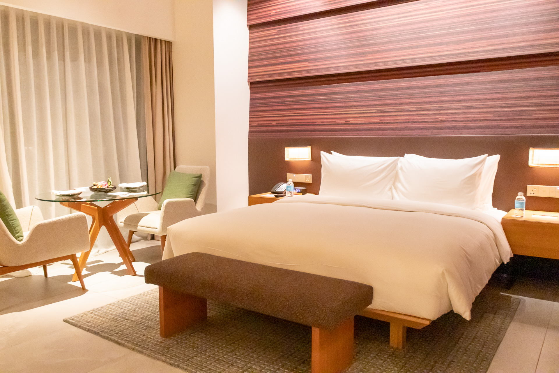 客室は清潔感のある落ち着いた雰囲気。広さは32m<span class="em sup">2</span>ほどあるのでゆったりと過ごせる