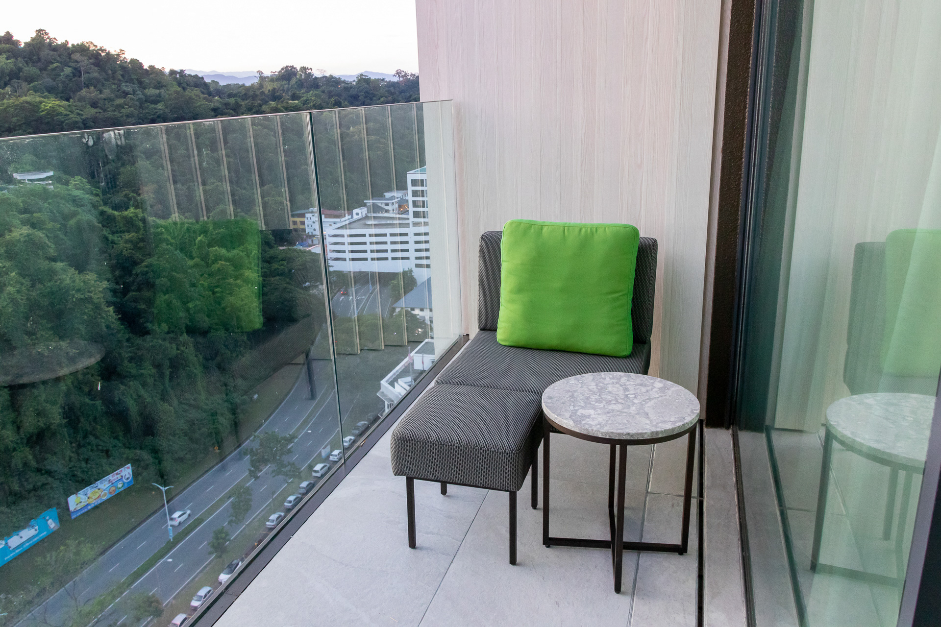 6m<span class="em sup">2</span>のバルコニーを備えている。ガラス板が柵になっているので見晴らしはよいが、高所恐怖症の人にはコワイかも