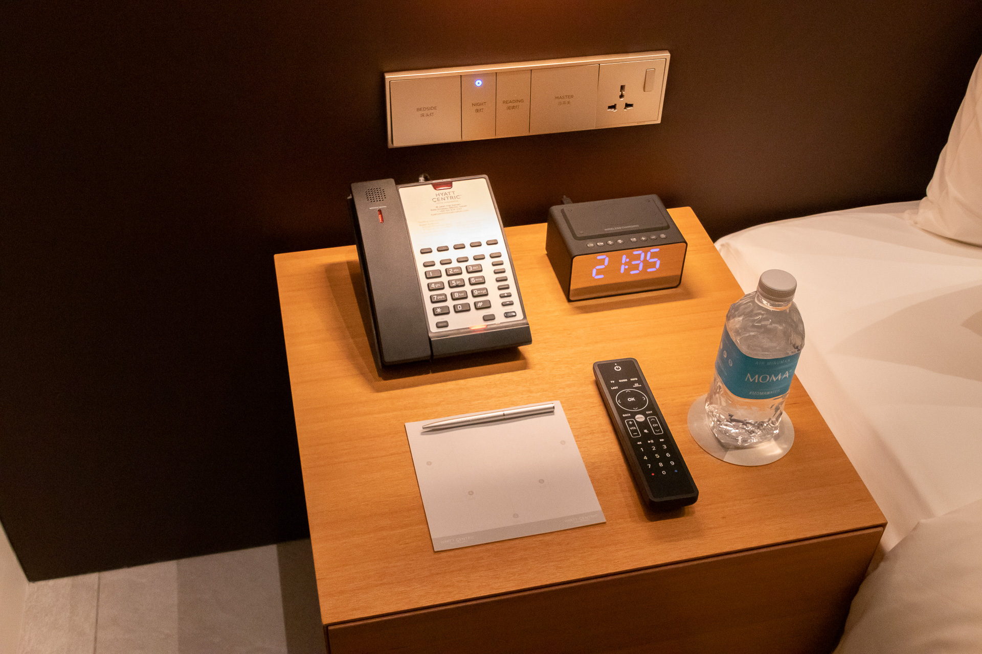 ベッド脇のサイドテーブル。目覚まし時計はワイヤレス充電機能付き。コンセントはユニバーサル仕様でとても便利