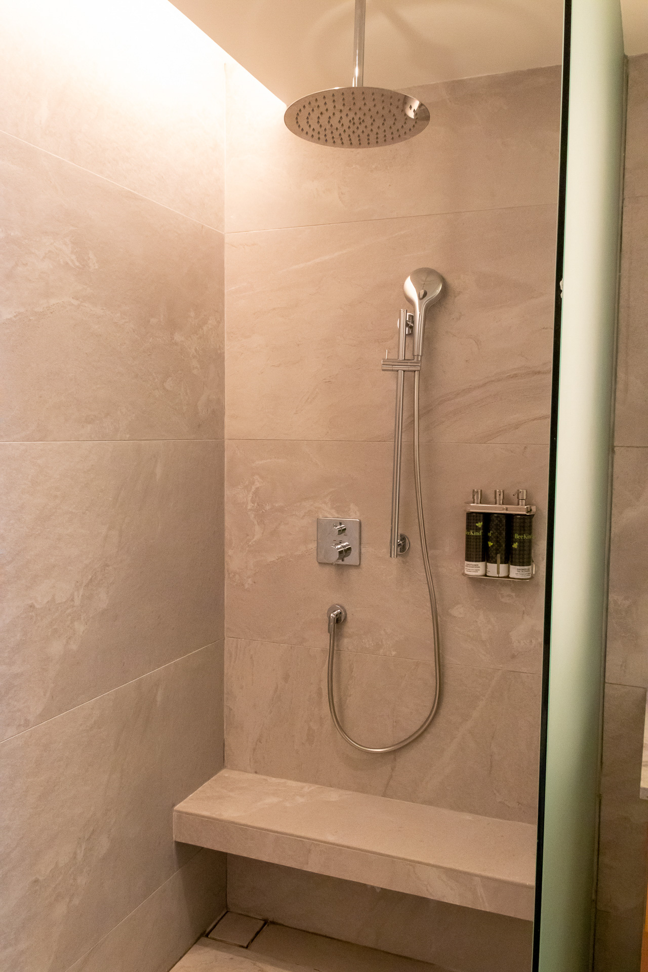 ベッドルームのさらに奥にはスペースを贅沢に使ったバスルームがある。洗面台、トイレ、シャワールームに加え、スイートにしかないバスタブも備えている