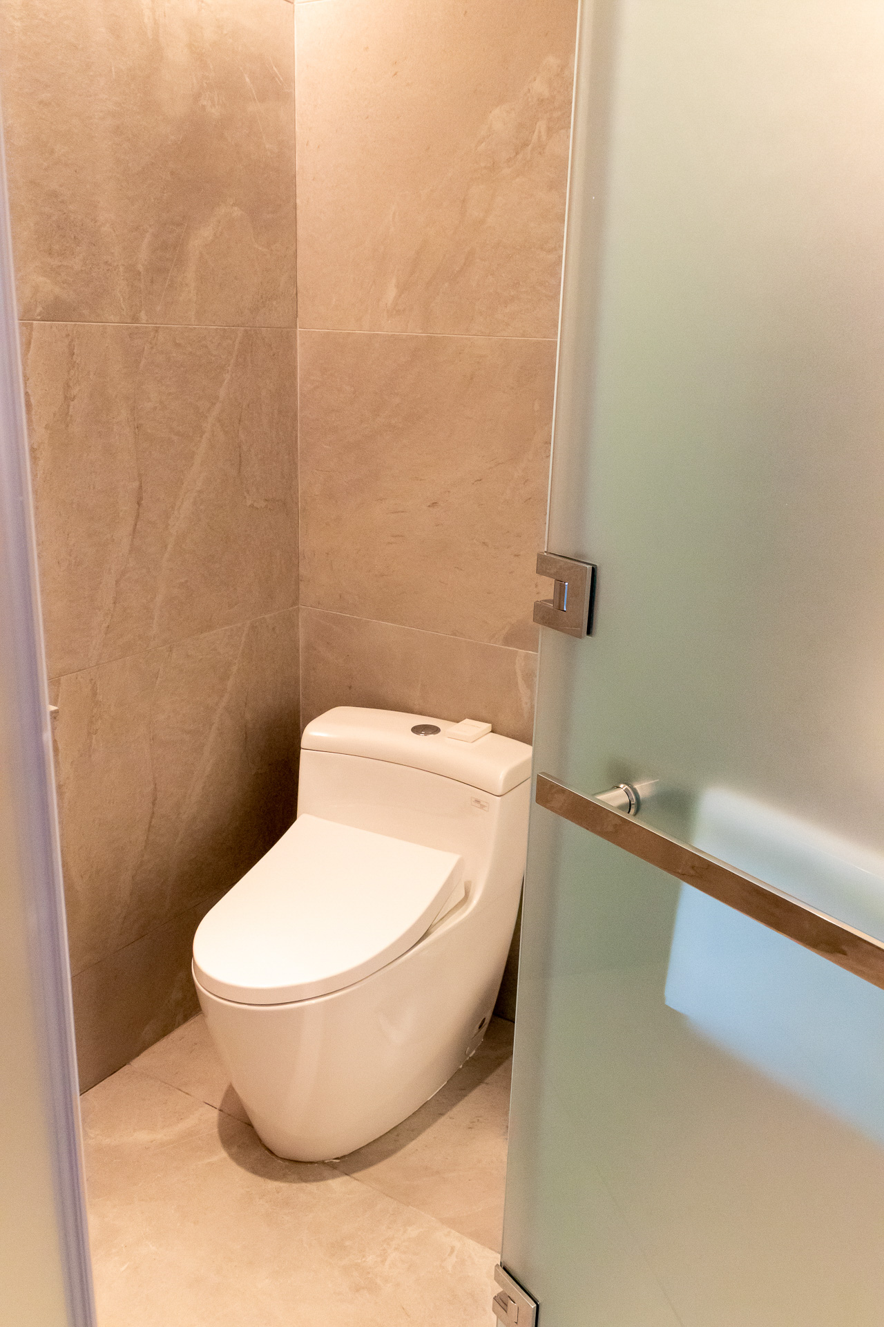 ベッドルームのさらに奥にはスペースを贅沢に使ったバスルームがある。洗面台、トイレ、シャワールームに加え、スイートにしかないバスタブも備えている