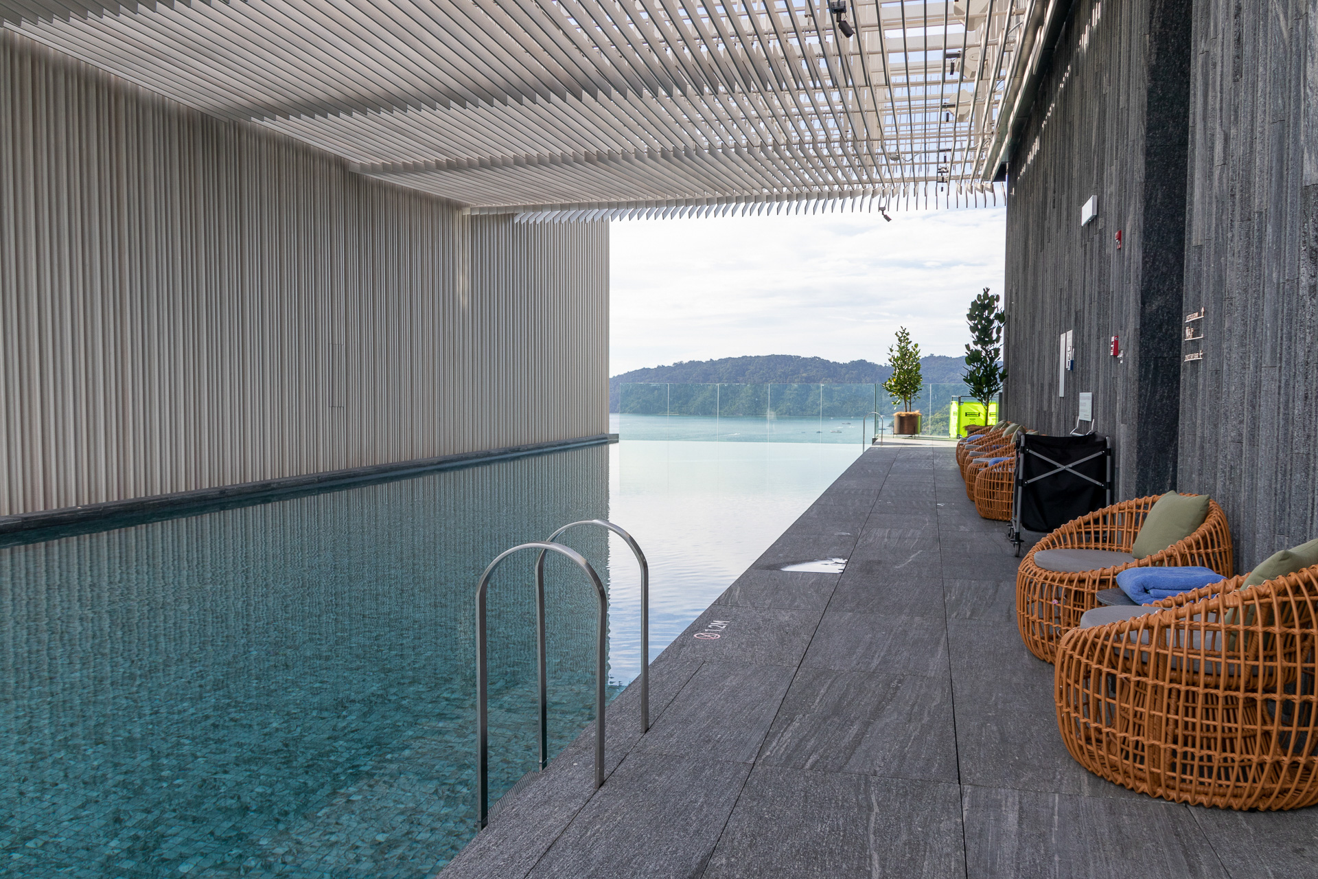 眺望抜群のインフィニティプール