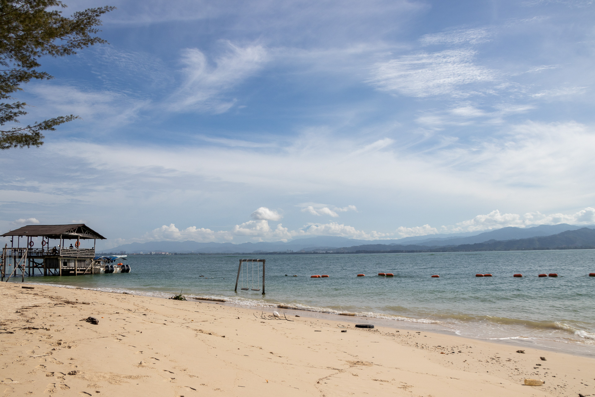 白い砂浜が広がるディナワン島のビーチ。雨季は海の透明度がイマイチなので、シュノーケリングを楽しむためには乾季に訪れるのがオススメ。ボートで沖のベストポイントに連れて行なってくれる