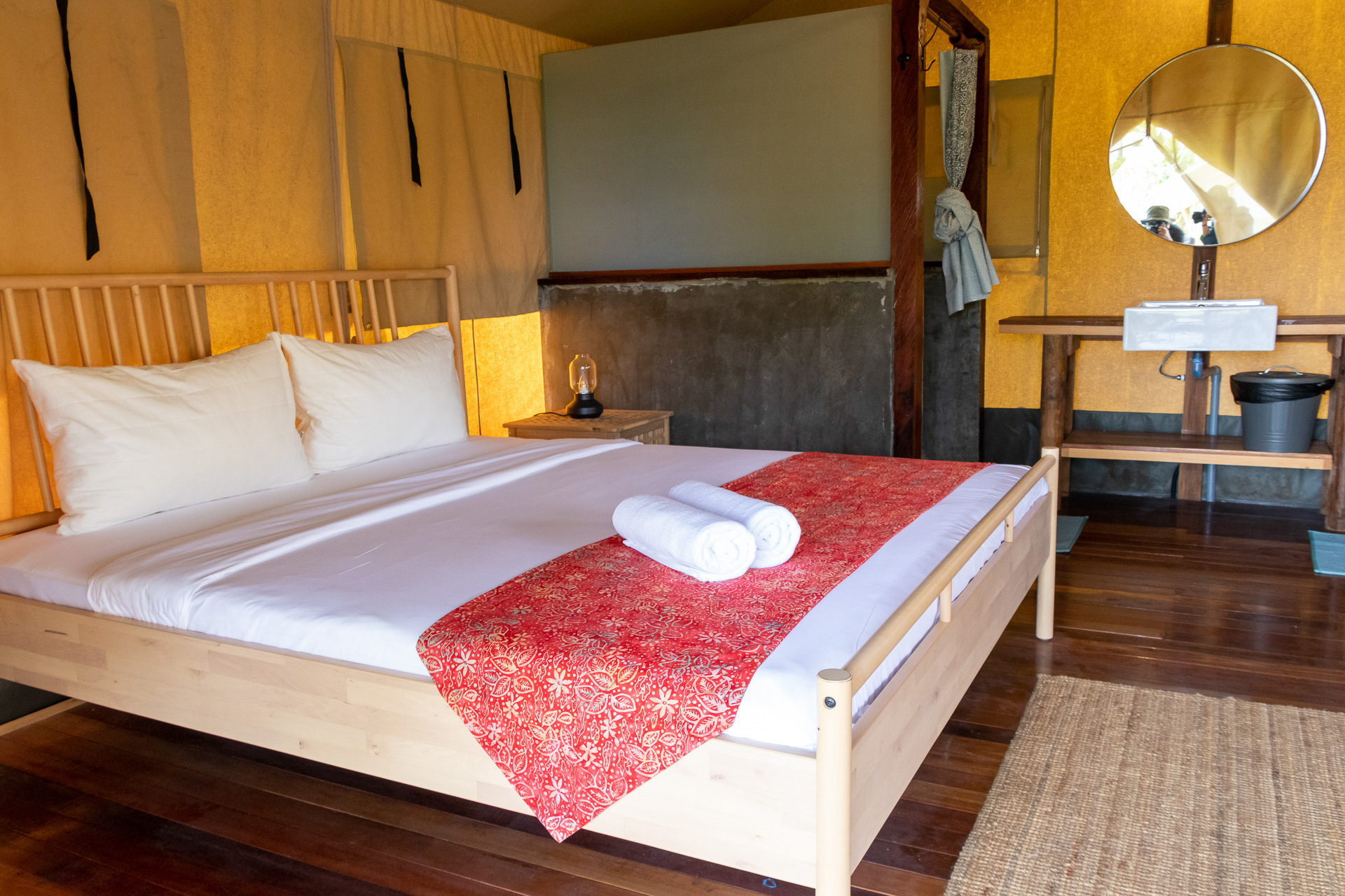 テント内は電気も使える（15時～翌9時）ので、空調設備もある