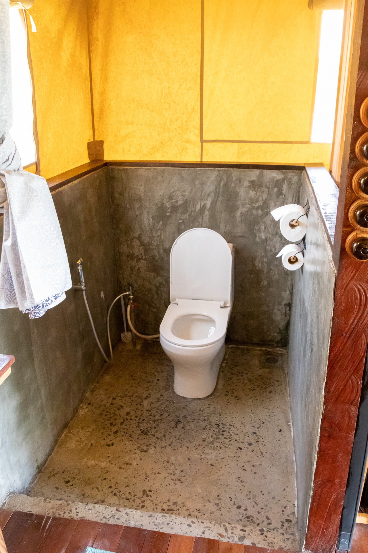 テント内には海水を使った水洗トイレもある