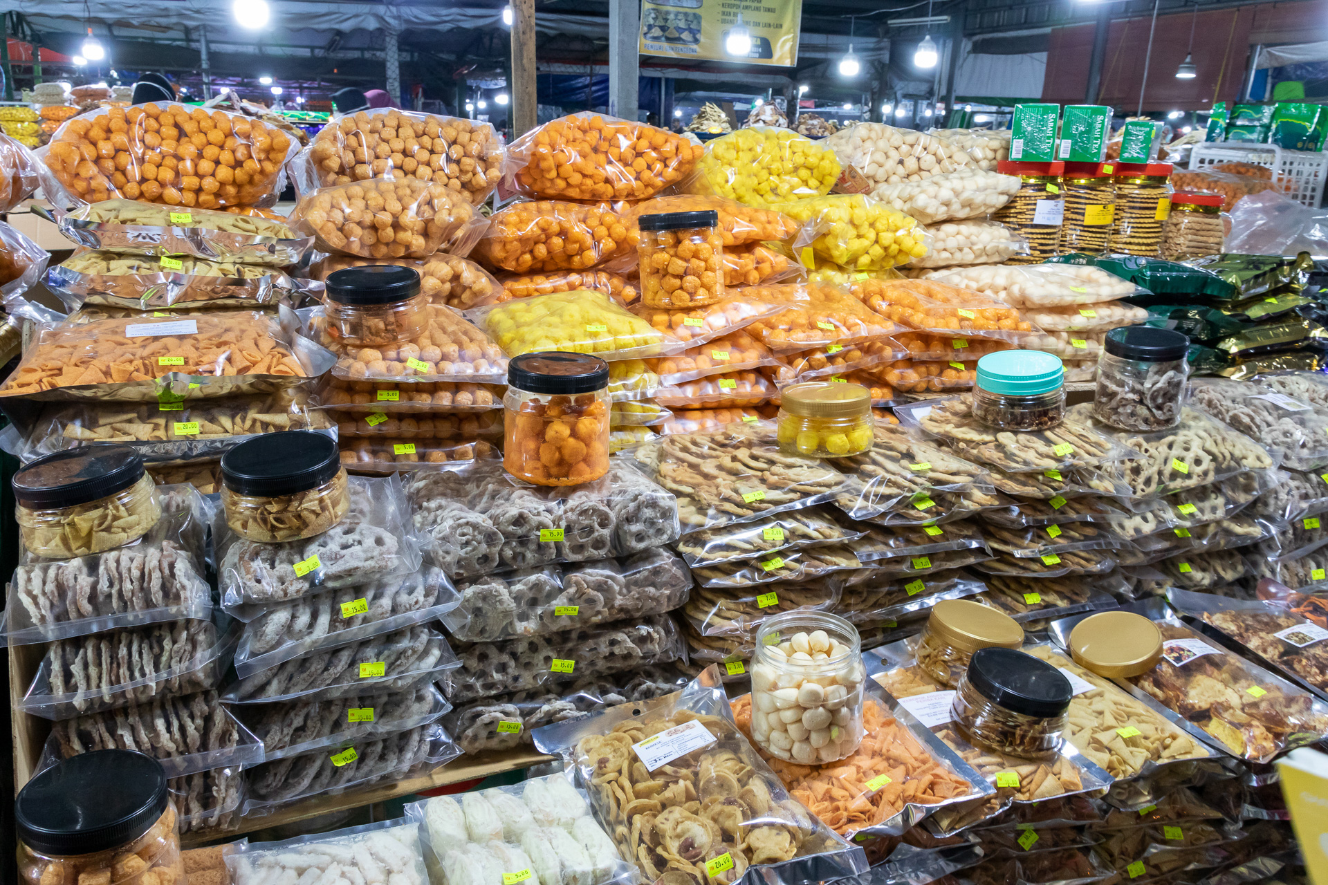 お菓子だけを扱うお店。どの店も似たようなラインアップだが、製造元が違うので味も違う