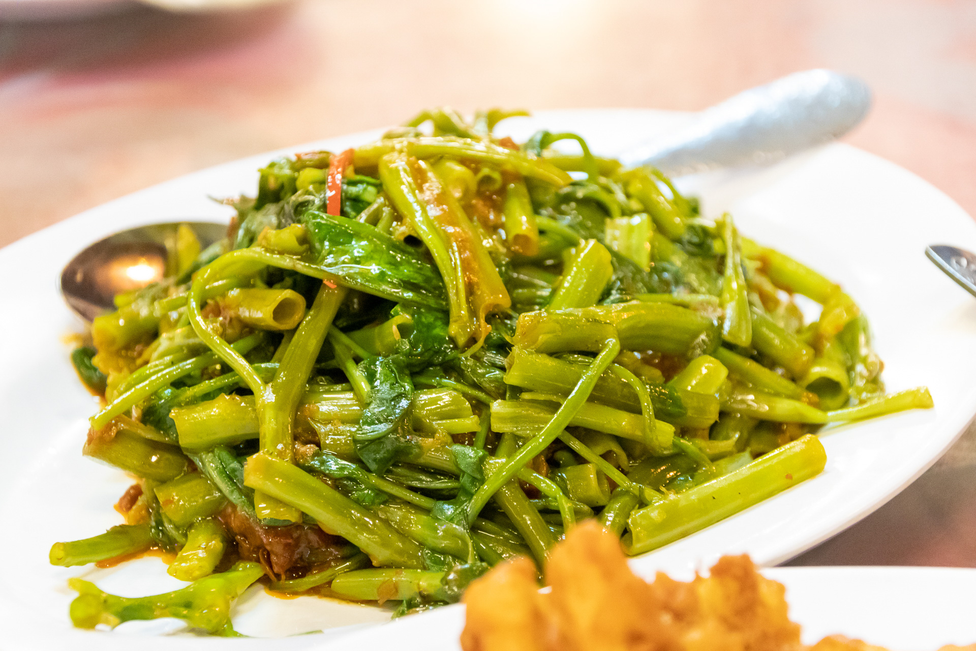 日本で食べるとお高い空心菜の炒め物も実にリーズナブル