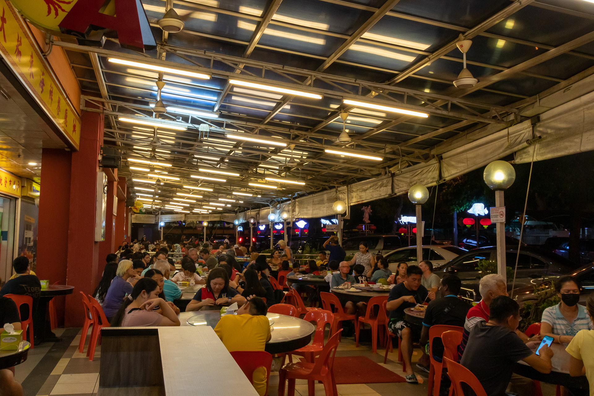 地元の人たちも多く訪れる店内