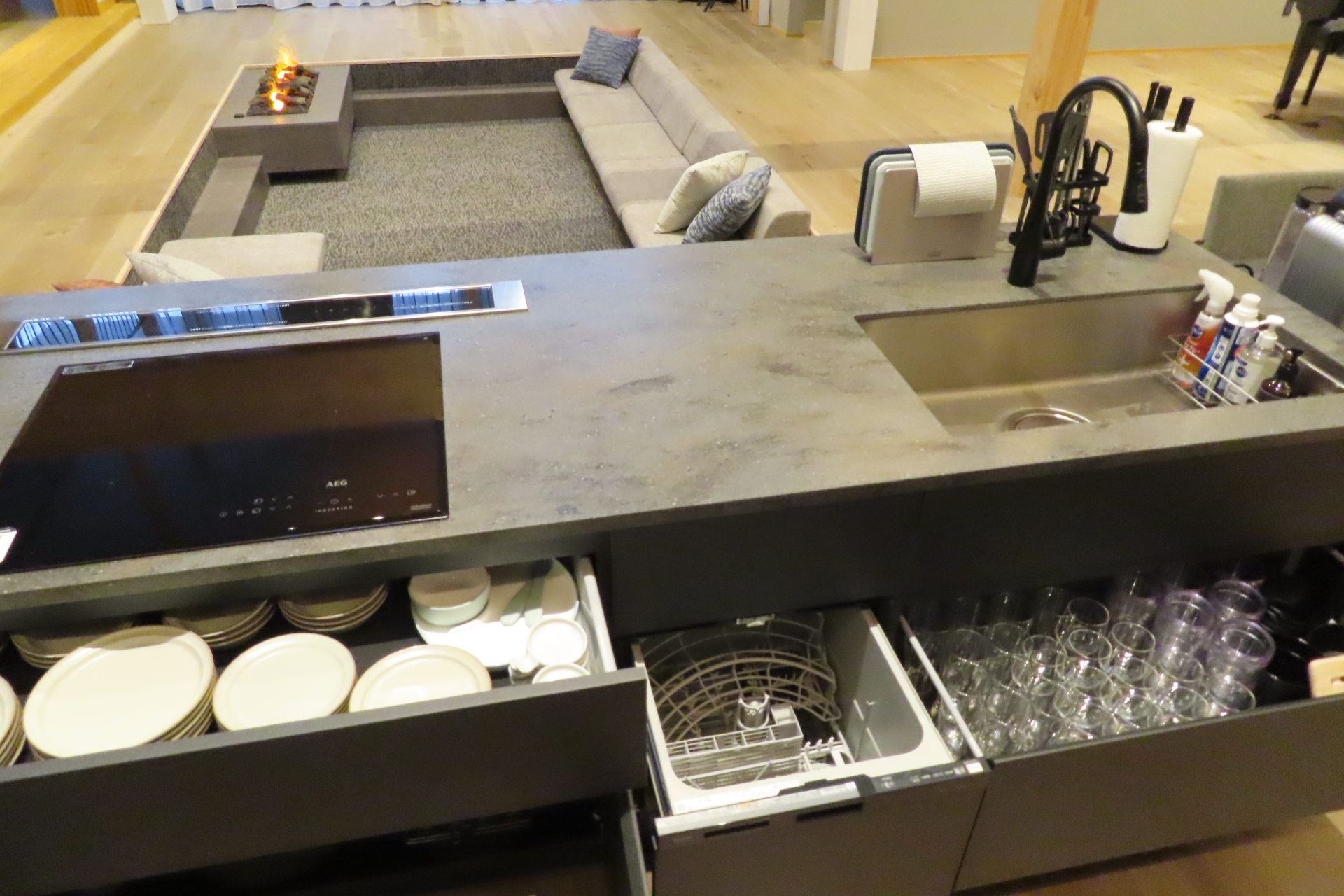 キッチン。各種調理器具やカトラリーが揃っている