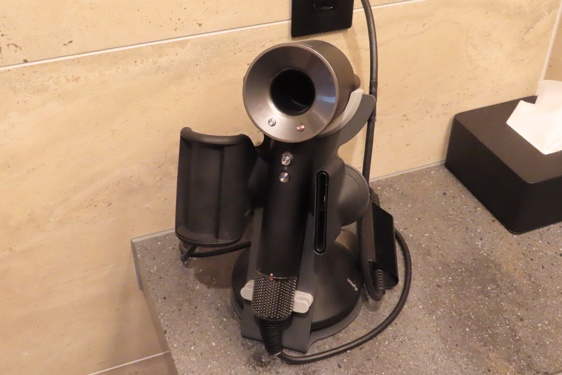 スイートのドライヤーはダイソン