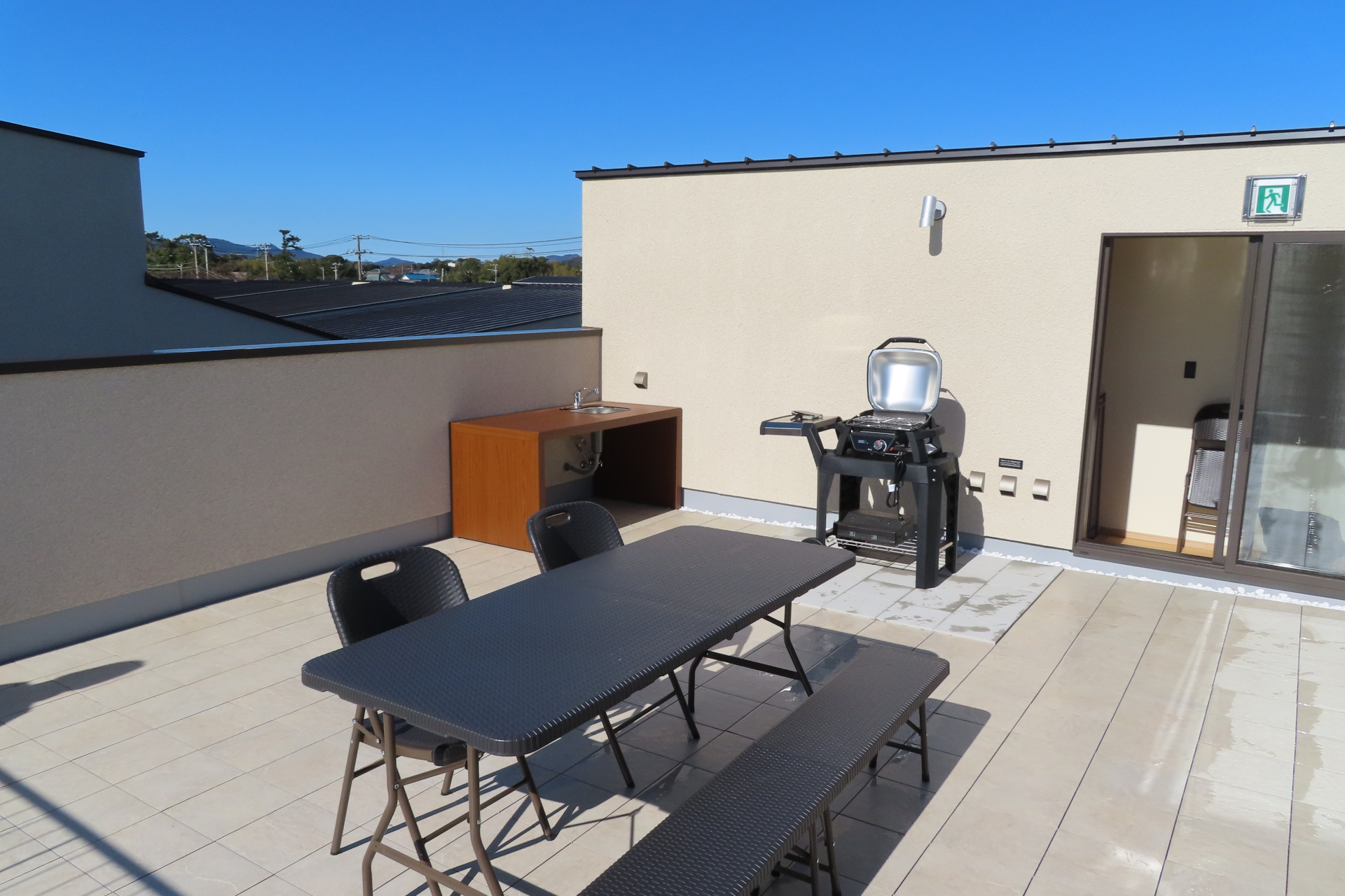 屋上のテラスでBBQもできる