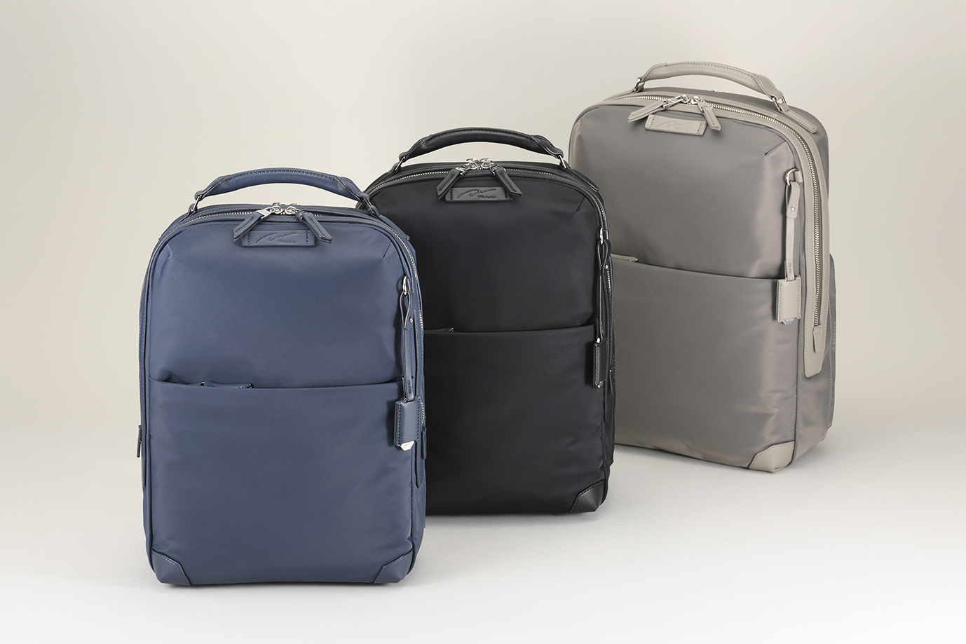 カラーはブラック、ネイビー、ウォームグレーの3種類