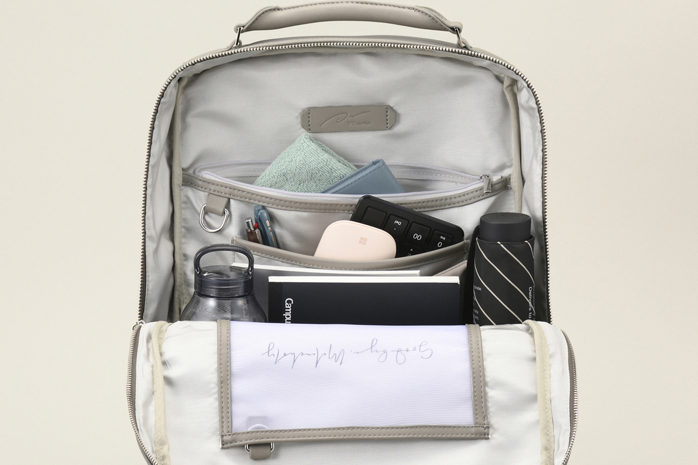 メインの収納スペースはコの字型に大きく開く