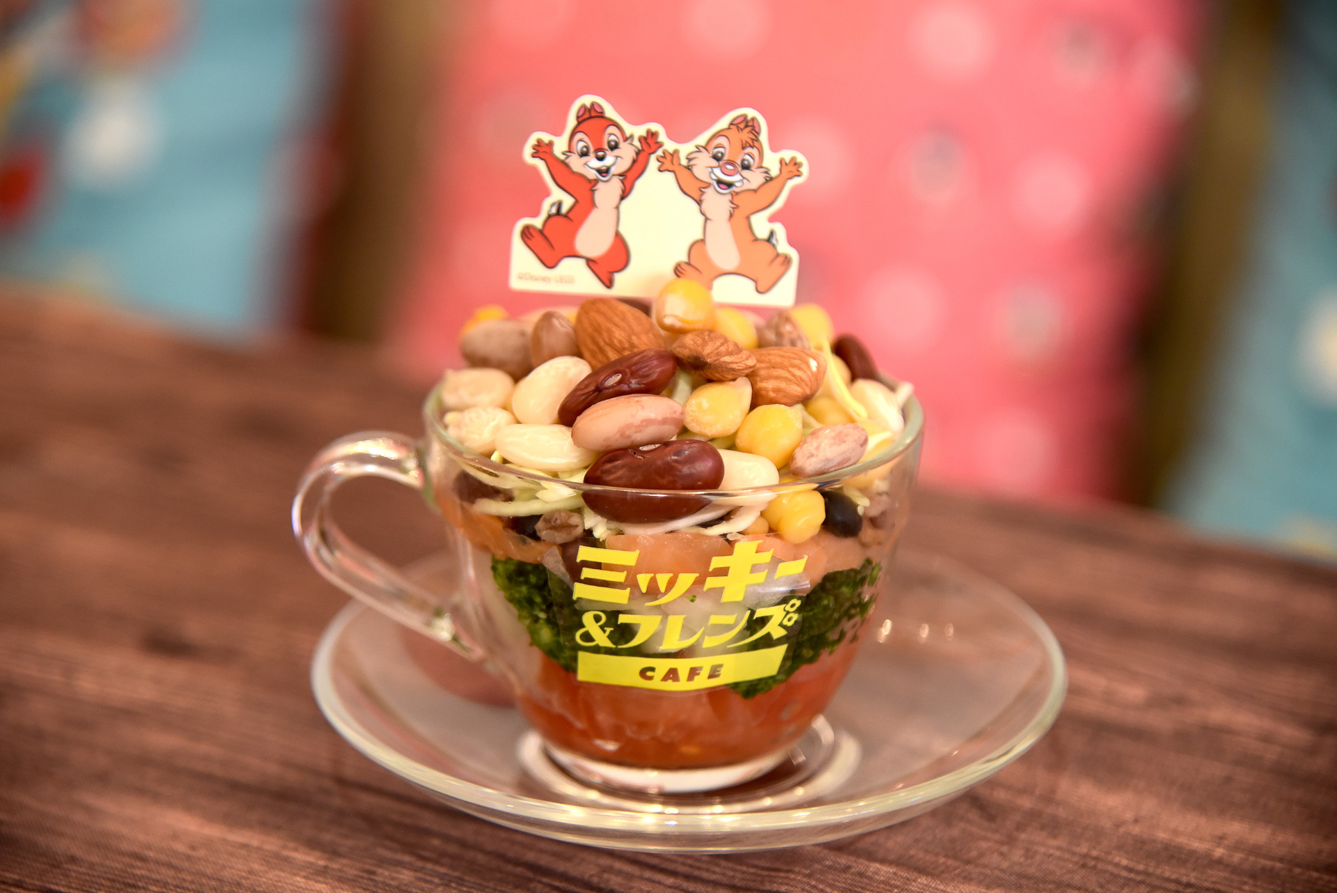 「【チップ＆デール】ナッツとビーンズのティーカップサラダ」（1090円）