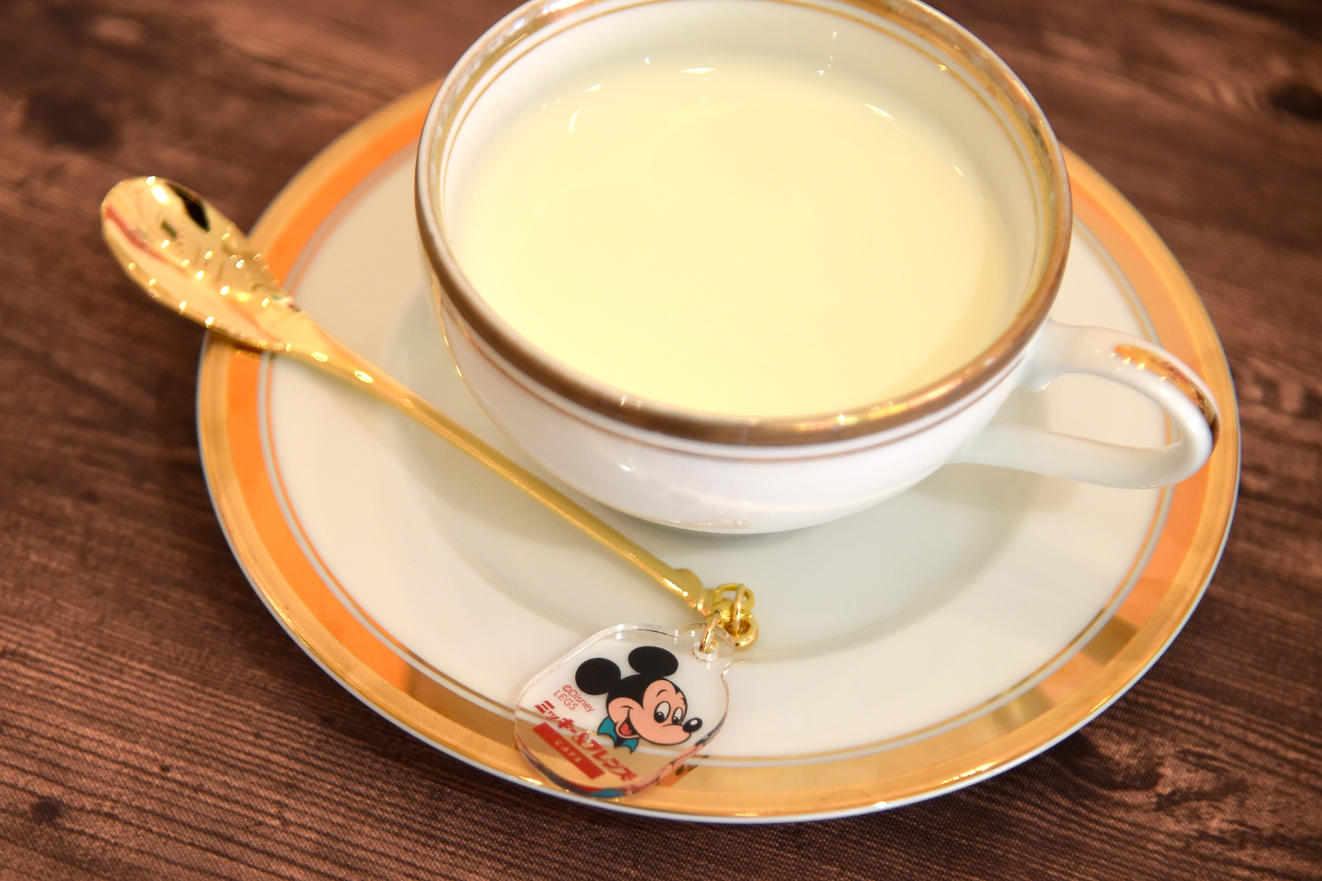 チャームがゆらめく。「チャーム付きマドラースプーン」（1045円）