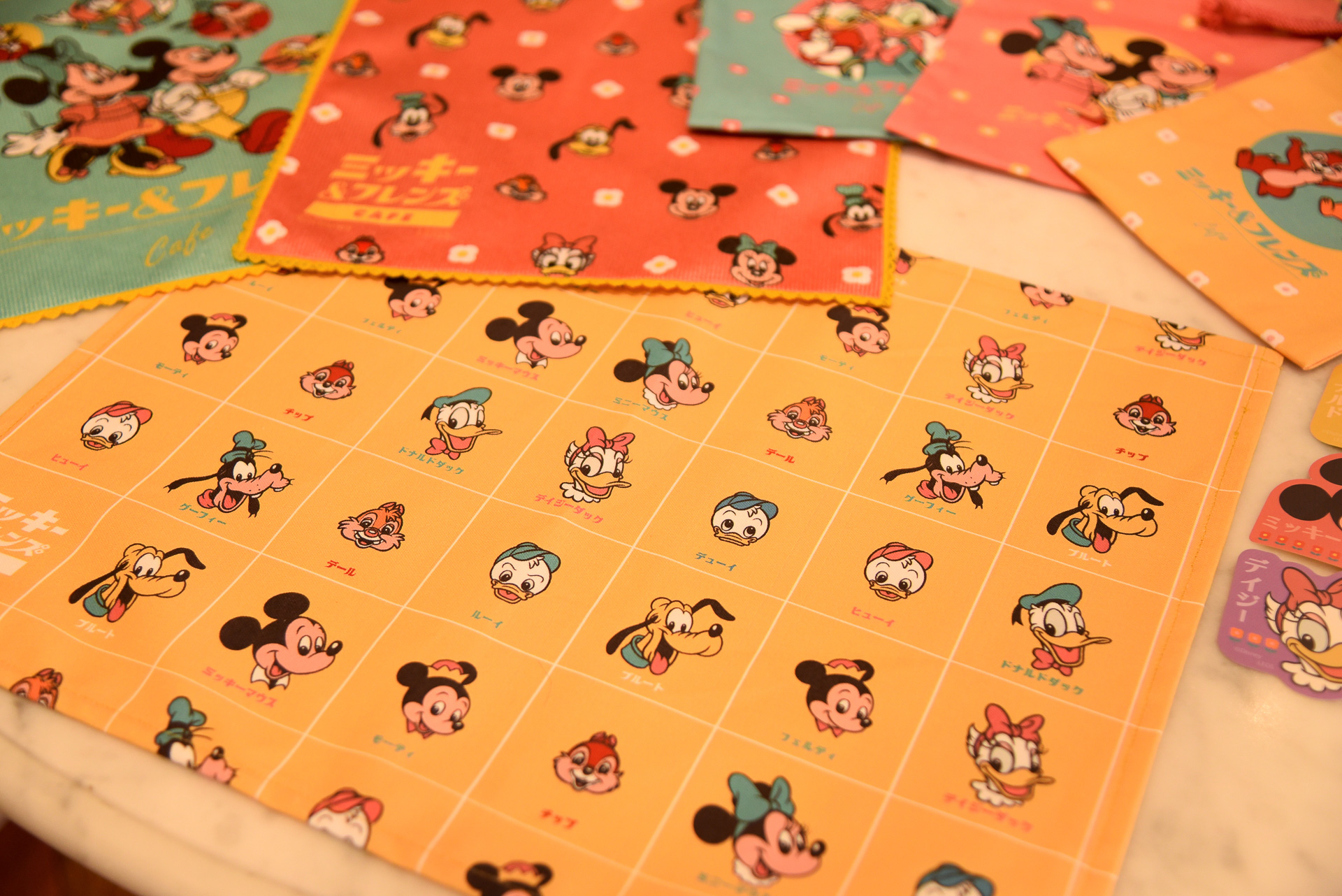 お皿を乗せたら一気にレトロな雰囲気に「ファブリックランチョン」