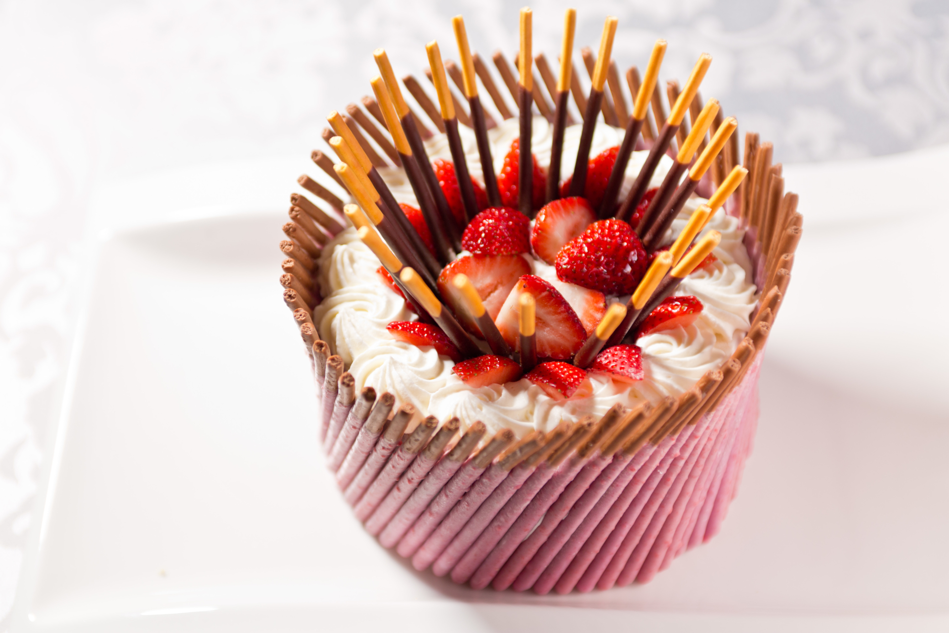 ポッキーをふんだんに飾り付けた各ホテル監修の限定オリジナルケーキ