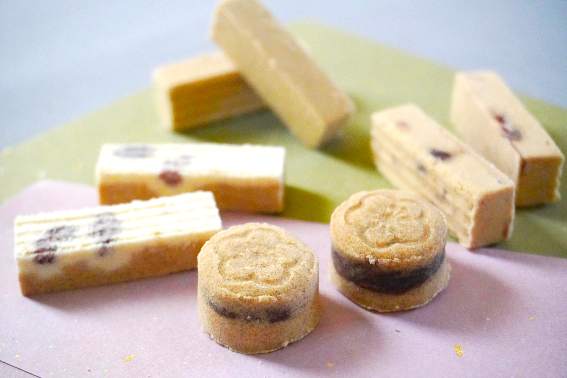 生もろこし（左上）に粒小豆でアレンジを加えた、もろこしあん（右下）、茶菓仙（左下）、鹿のこ生もろこし（右上）