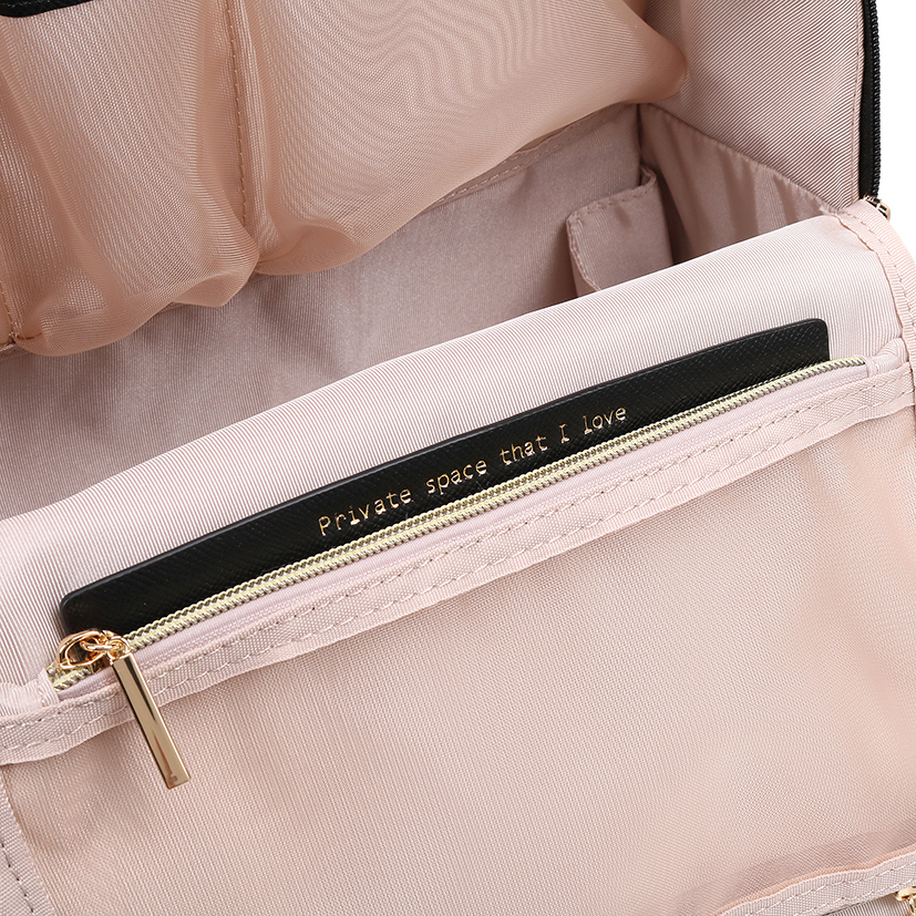 メッシュポケットは上下からアクセス可能