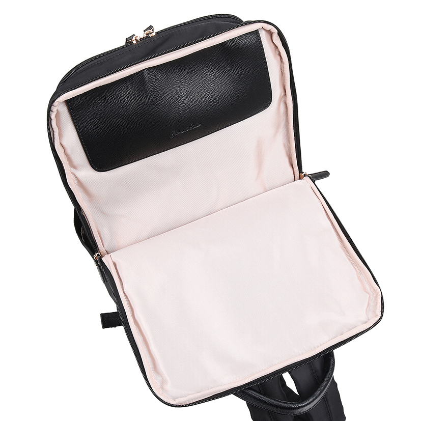 リュックタイプのPCポケットには雨かぶせが付き浸水を防止