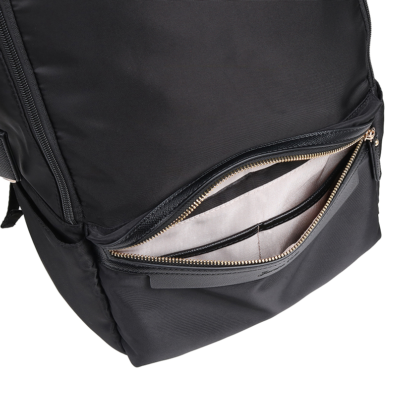 外装にはフロント、サイド、背面にポケットを配置