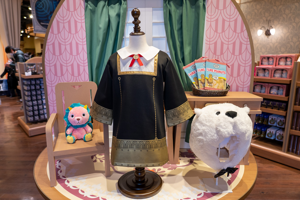 美しすぎる2.5次元ヨルさんにアーニャの制服！ 食もグッズも本格
