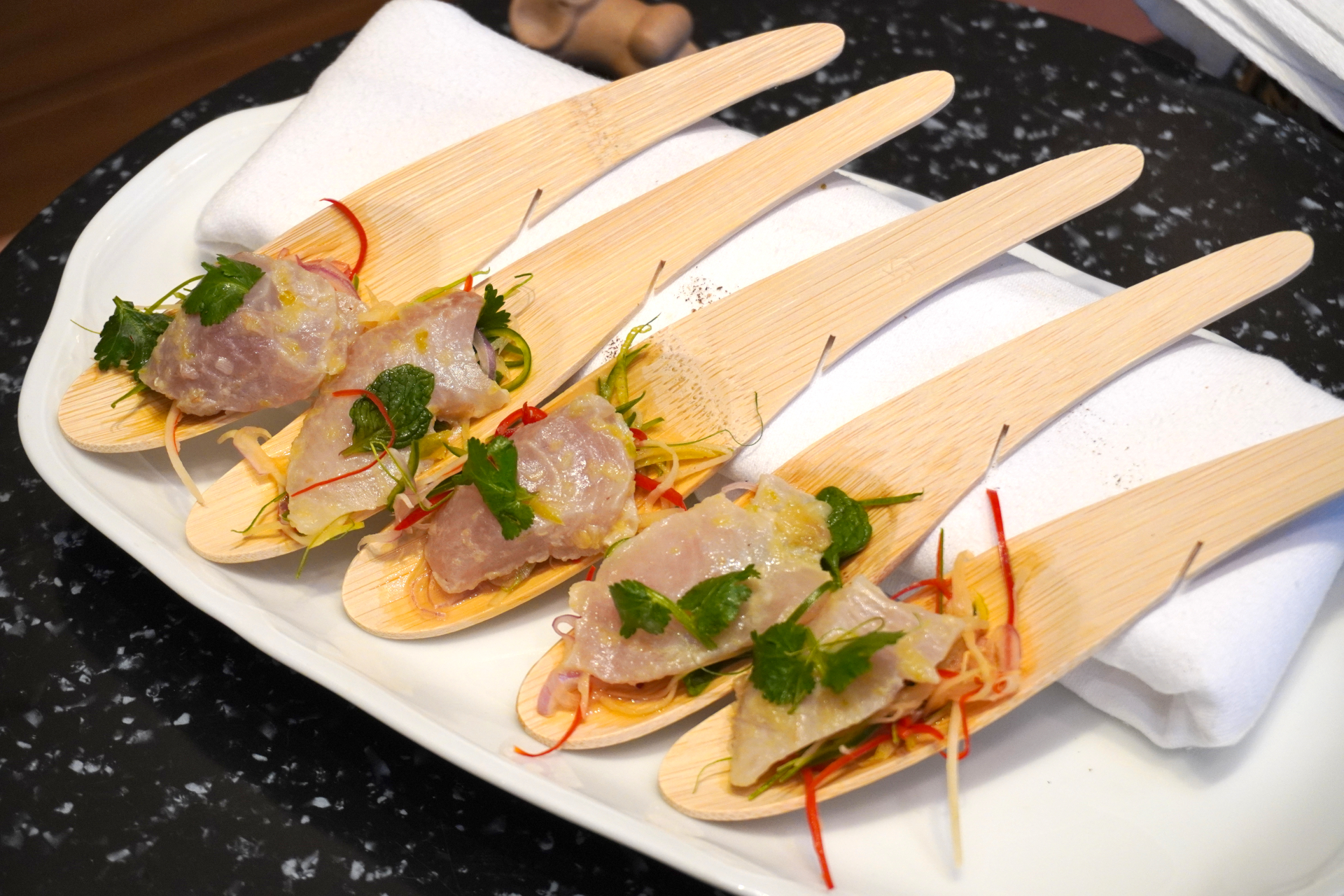 シェフの腕前を取材陣に披露。旬のフルーツや魚介類、豚、香草などを生かしたタイならではの軽食が振舞われた