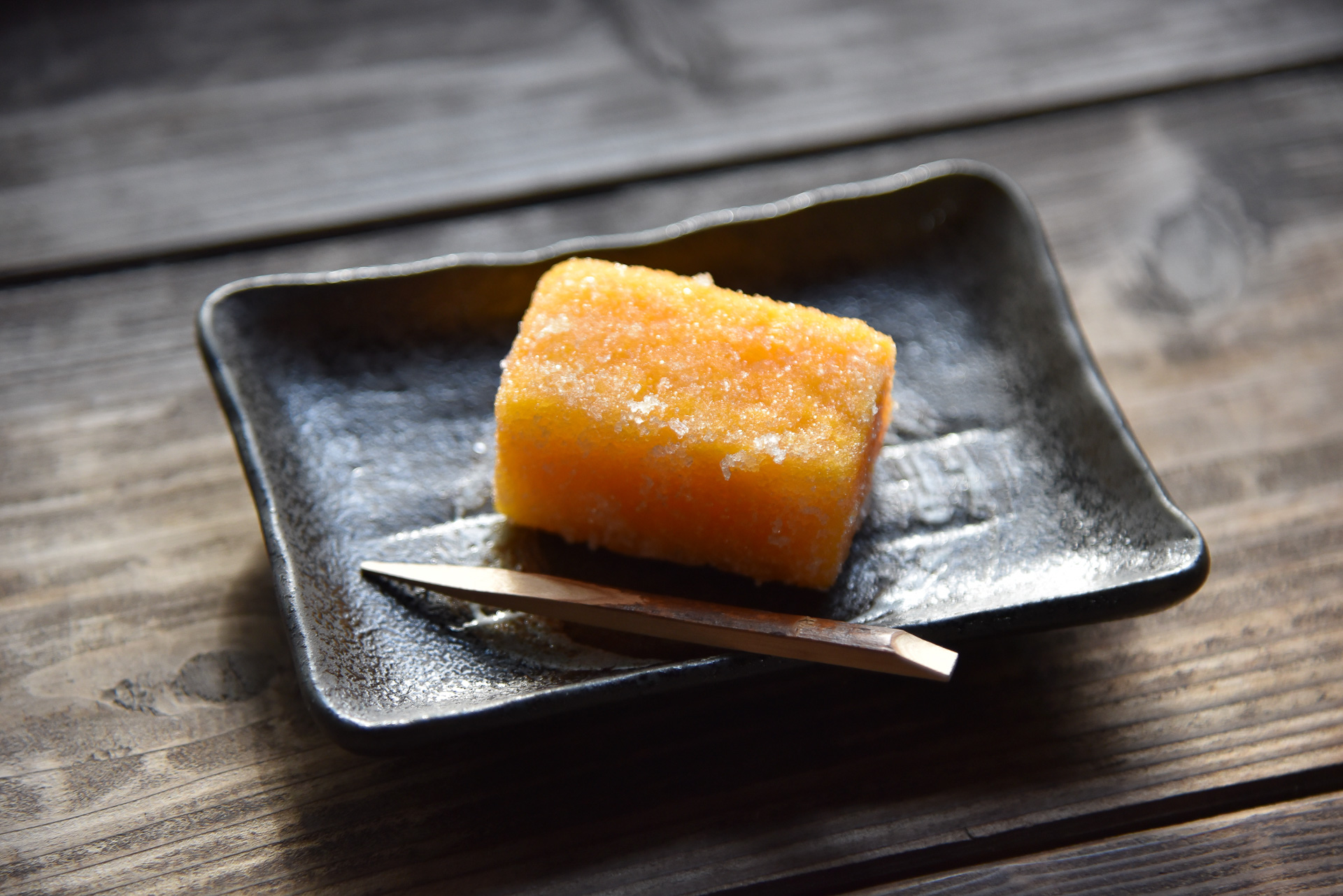 頬張るとふわっと卵が香る九州最古の和菓子屋「平戸蔦屋」謹製「カスドース」