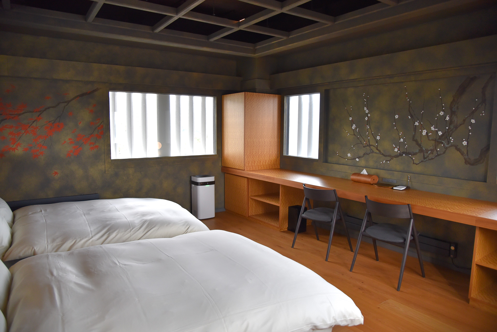 ベッドルームは2階に。こちらは紅葉や桜が描かれています