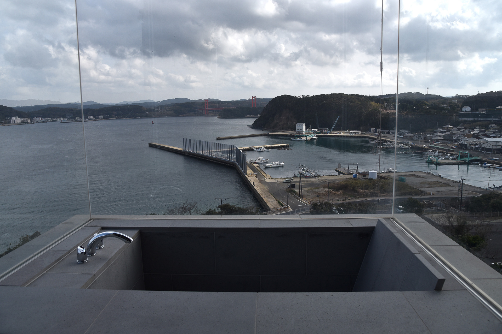 バスルームは全面ガラス張り。平戸の景色を独り占め！