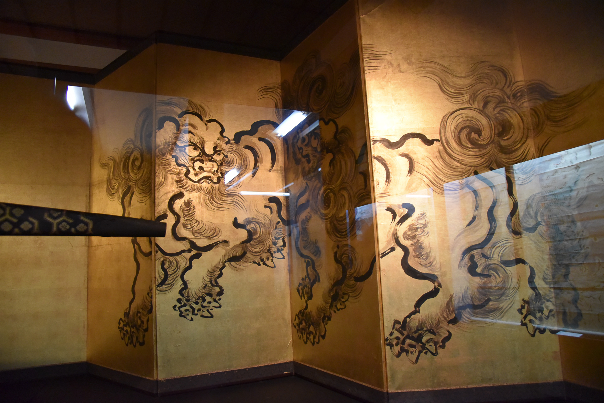 さりげなく狩野探幽作と伝わる獅子の図が飾られていました