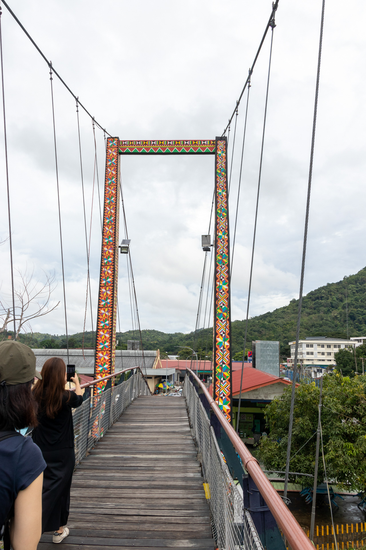 装飾が鮮やかなつり橋。青空が出ていれば絵になる