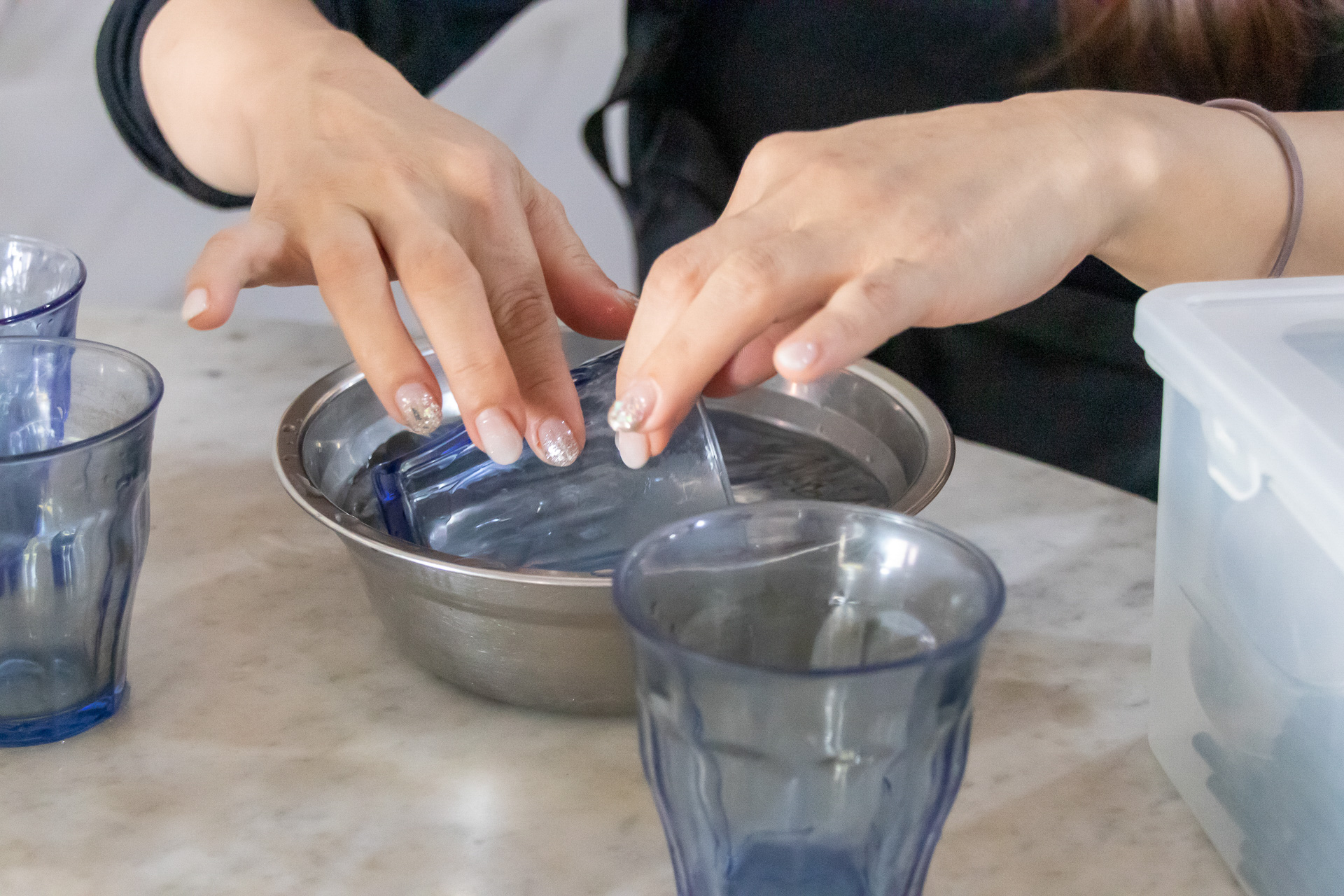 マレーシアの食堂あるあるで、提供された食器は熱湯の入ったボウルで消毒する