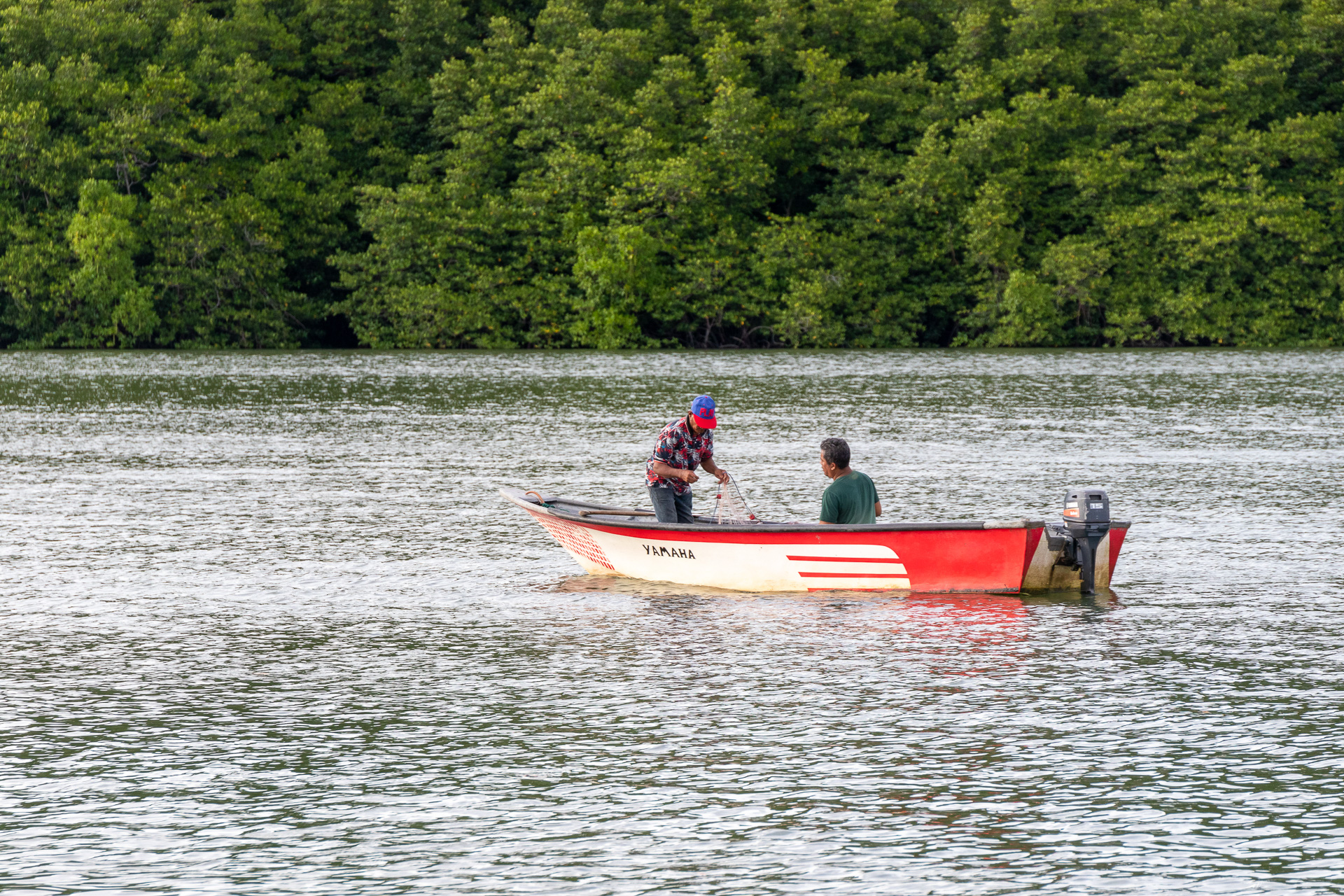 漁をしている様子。日本から来たと伝えると、こちらで有名な日本人セクシー女優の名前を連呼していた（笑）