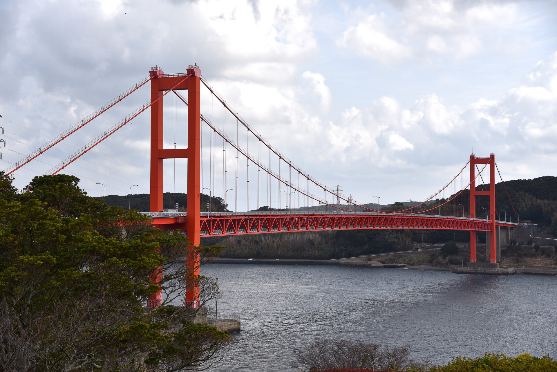 朱塗りのシンボル「平戸大橋」を渡ると平戸島。手前まで松浦鉄道で行けます
