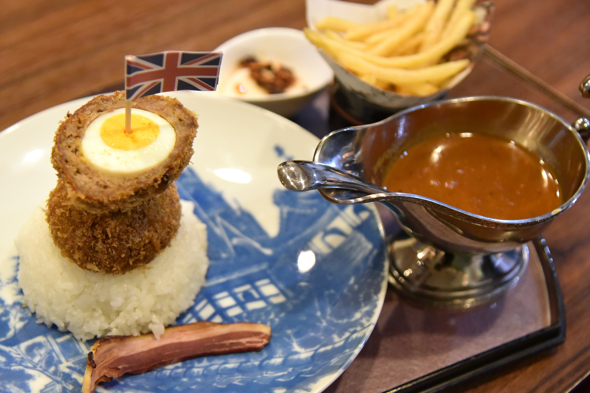 「平戸ジビエ南蛮カレー」は「猪肉のスコッチエッグ」にカレーととろ～りかけて味わいます